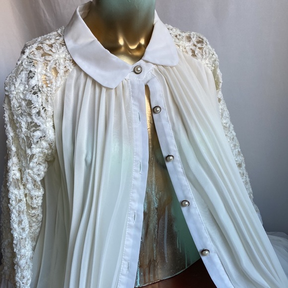 Vintage Off white pleated blouse with pearl buttons - Picture 7 of 17